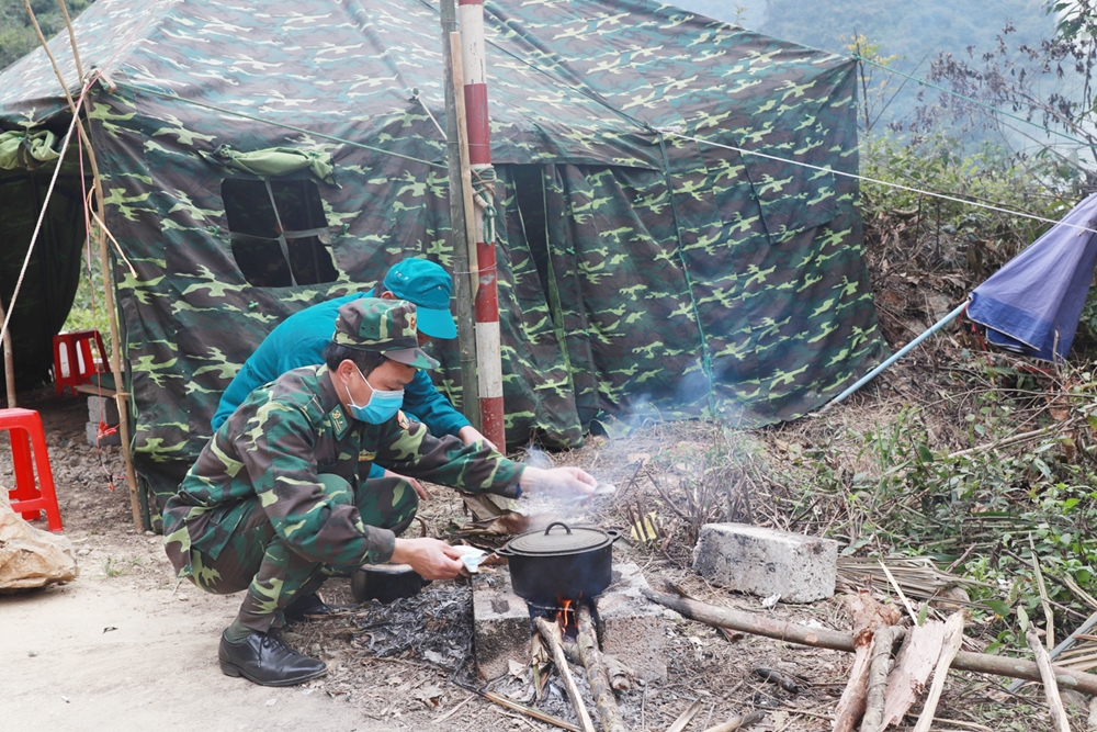 Để làm tốt công tác phòng, chống dịch, BĐBP Cao Bằng đã lập nhiều lán trại dã chiến trên biên giới để kiểm soát người dân qua lại biên giới. Ảnh: Quang Long.